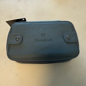 NWT United Polaris Business Class Therabody Amenity Kits & Contents Gray